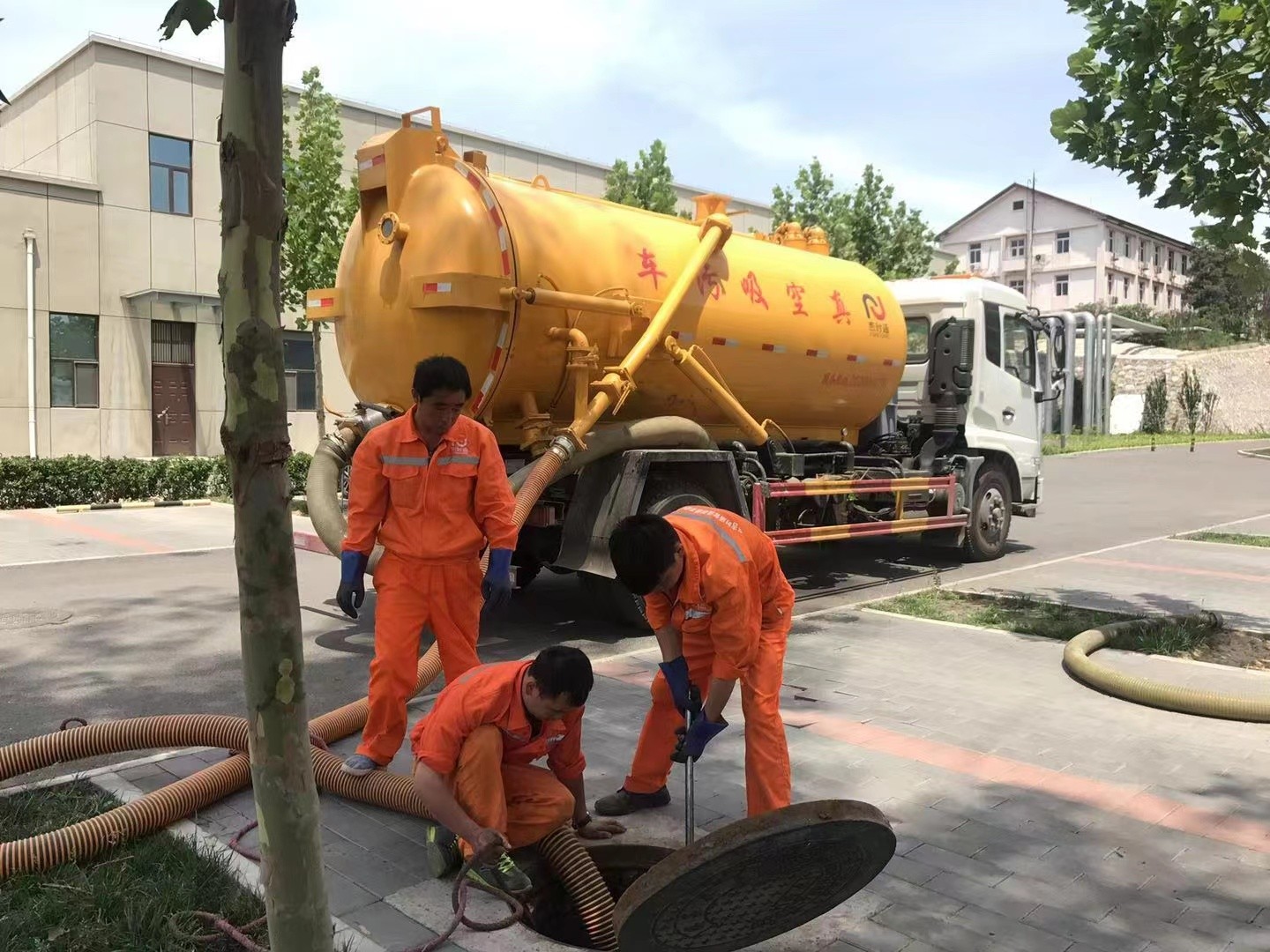 永靖管道疏通车停在窨井附近