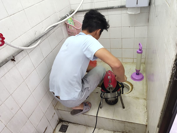 永靖管道堵塞冒臭气 专业师傅现场解决问题